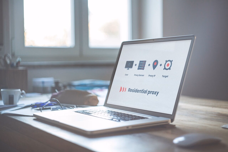Ein Laptop und Netzwerkverbindungen für die Arbeit mit Proxys
