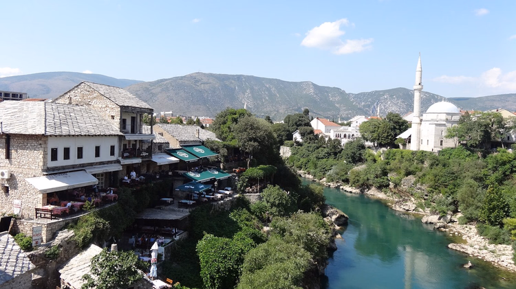 Kuidas Bosnias ja Hertsegoviinas autot rentida ilma tagatisraha ja krediitkaardita