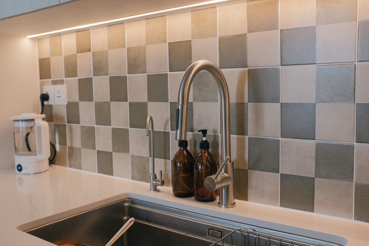 lavello da cucina con rubinetto e dispenser di sapone