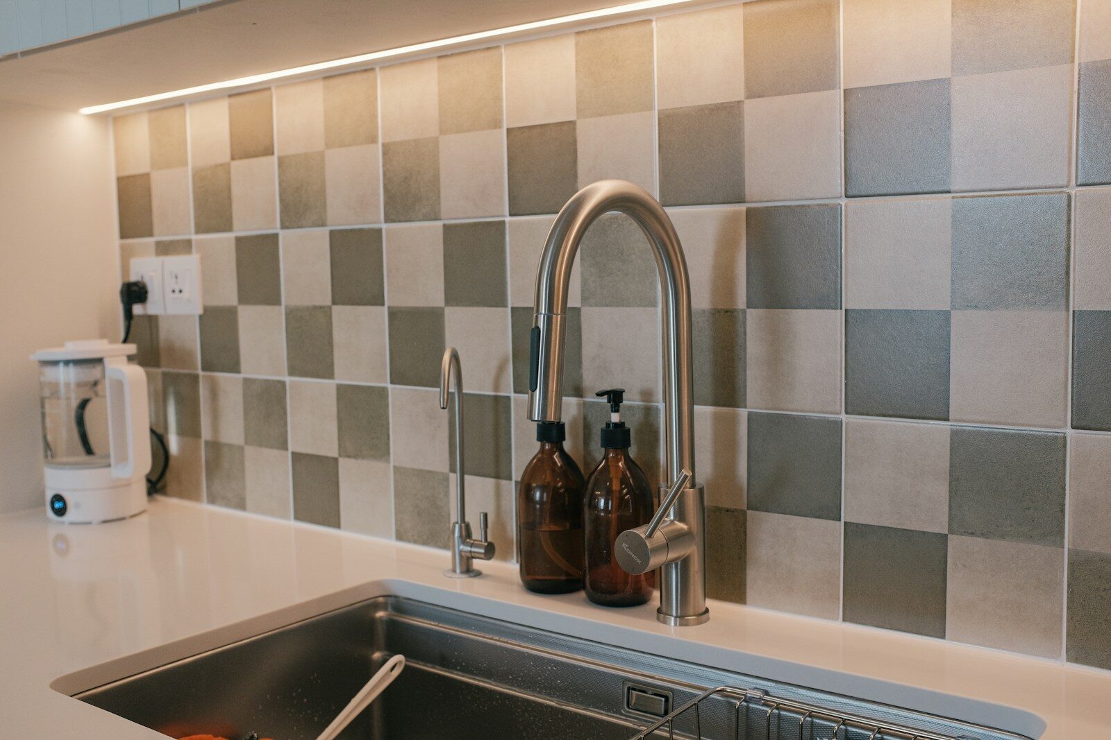 kitchen backsplash, dark tiles, modern kitchen 📸📸 Realistic photo of a modern kitchen backsplash with dark matte rectangular tiles, soft under-cabinet lighting, stainless steel faucet, realistic reflections, cozy evening mood 📸📸 Dunkle Küchenrückwand aus Fliesen