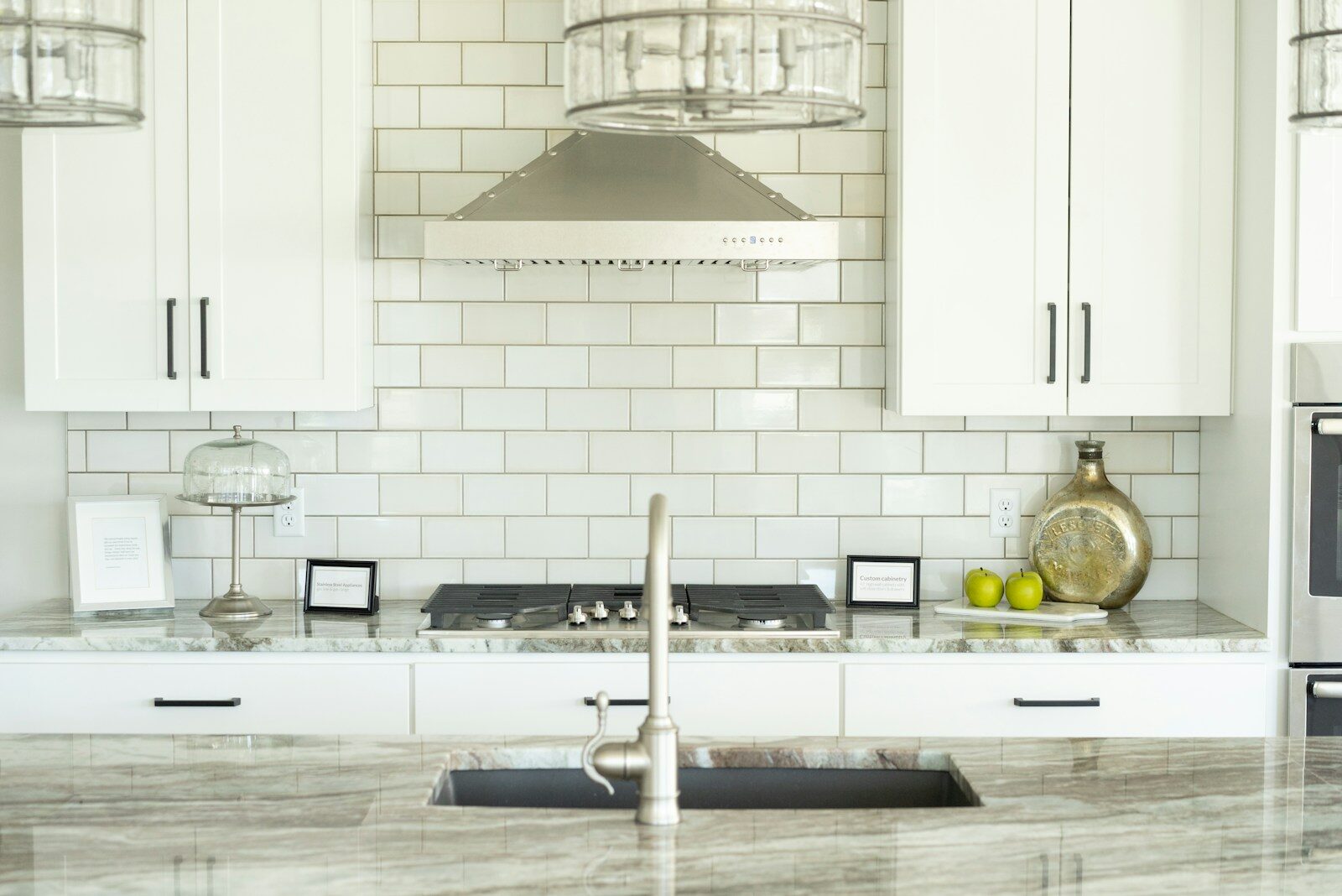 kitchen tiles, ceramic tiles, interior design 📸📸 Realistic photo of a bright European kitchen with matte ceramic wall tiles, natural daylight from the left, clean countertop, warm wooden accents, realistic shadows 📸📸 Küche mit hellen Keramikfliesen
