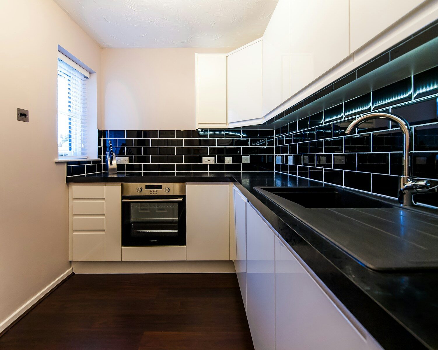 tile installation, kitchen renovation, porcelain tiles 📸📸 Realistic photo of a professional tiler placing porcelain tiles in a kitchen, close-up of hands, tile spacers visible, natural side light, clean renovation scene 📸📸 Handwerker verlegt Küchenfliesen