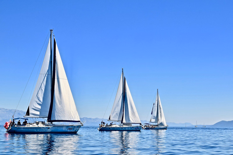 Drei Segelboote auf dem Wasser bei Tageslicht