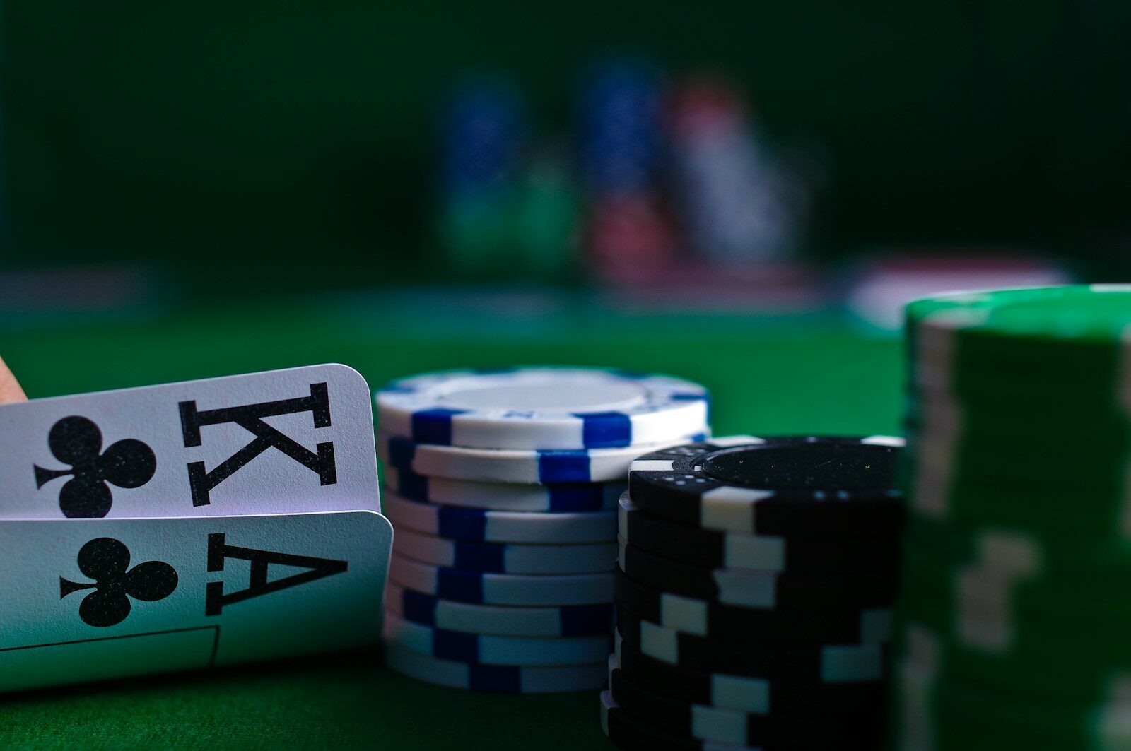 online casino bonus comparison, gambling news, casino offers 📸📸 Realistic laptop screen showing a structured casino bonus comparison table, notebook and calculator beside it, bright neutral office lighting, clean editorial composition, highly detailed photography 📸📸 Vergleich von Casino-Boni auf einem Nachrichtenportal