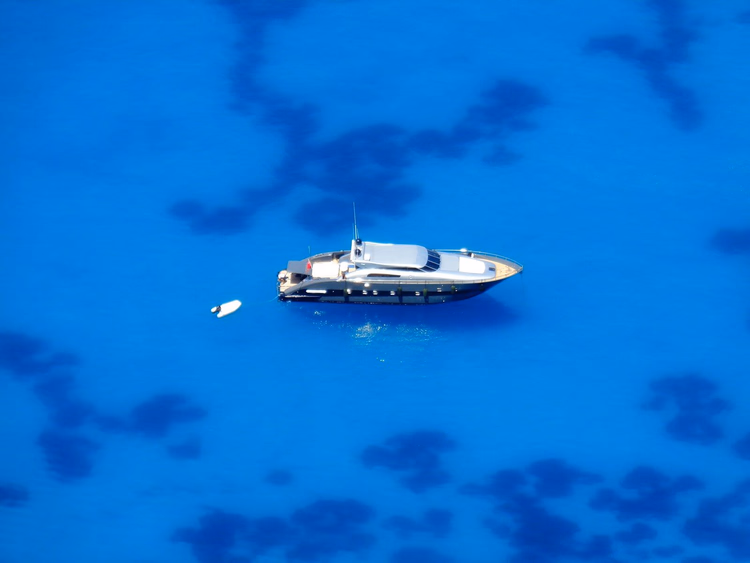Eine kleine Yacht auf blauem Meerwasser